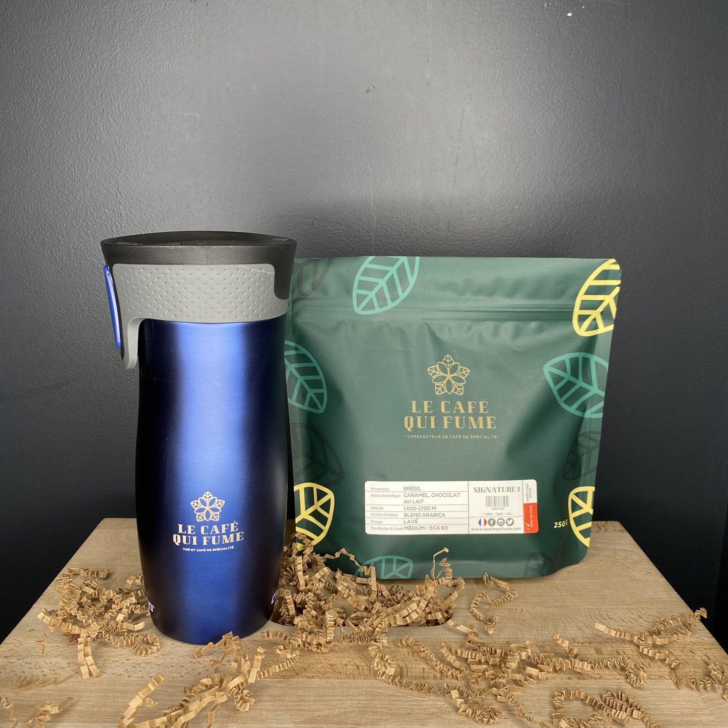 Mug isotherme contigo bleu marine et café en grain du café qui fume