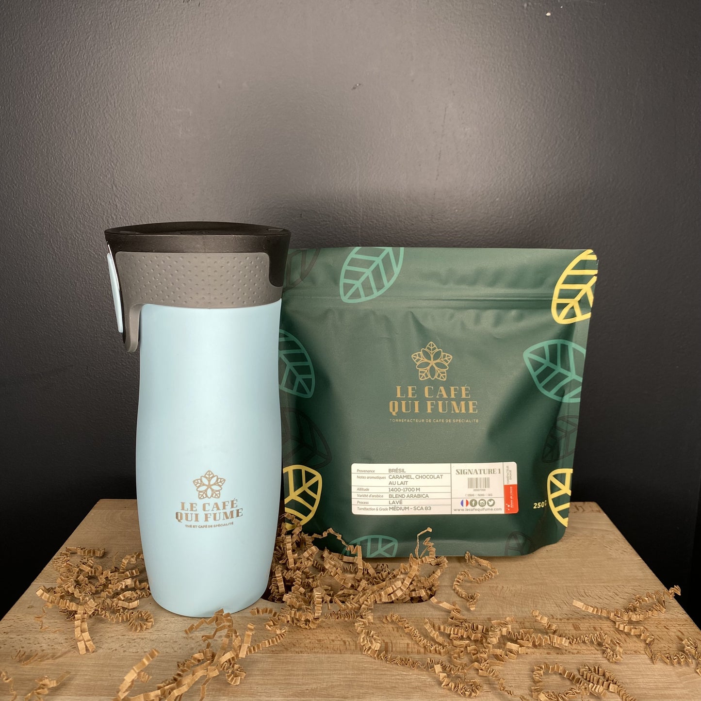 Mug isotherme contigo bleu pastel et café en grain du café qui fume