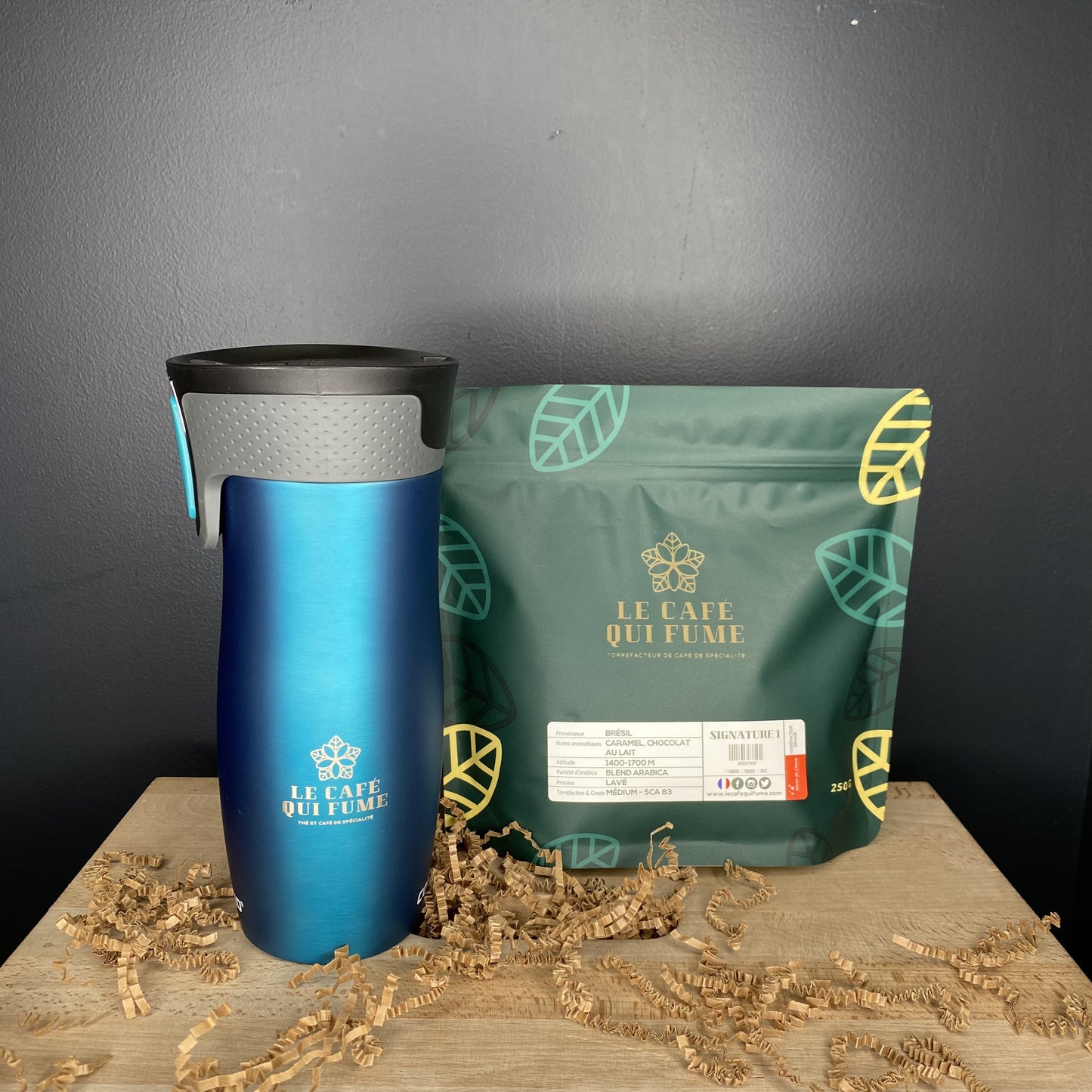 Mug isotherme bleu et café en grain du café qui fume