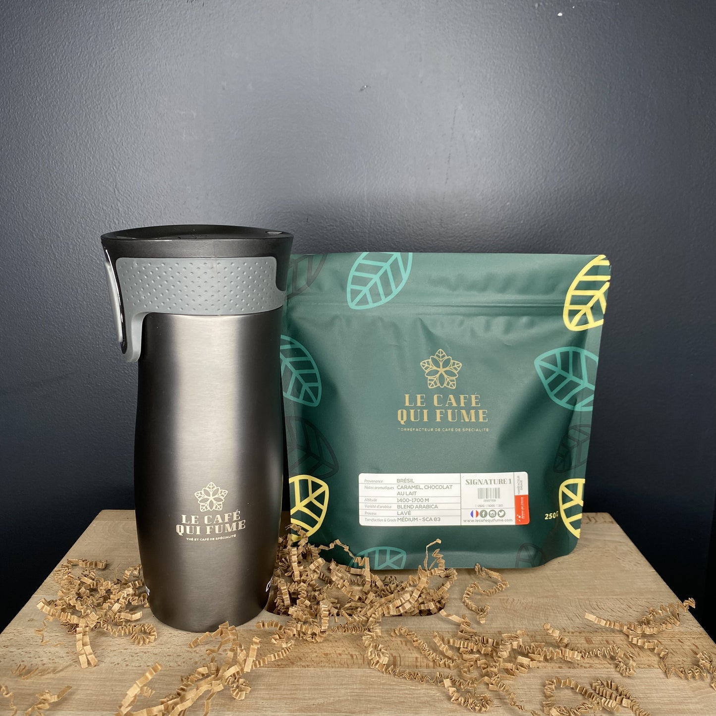 Mug isotherme contigo gris foncé et café en grain du café qui fume