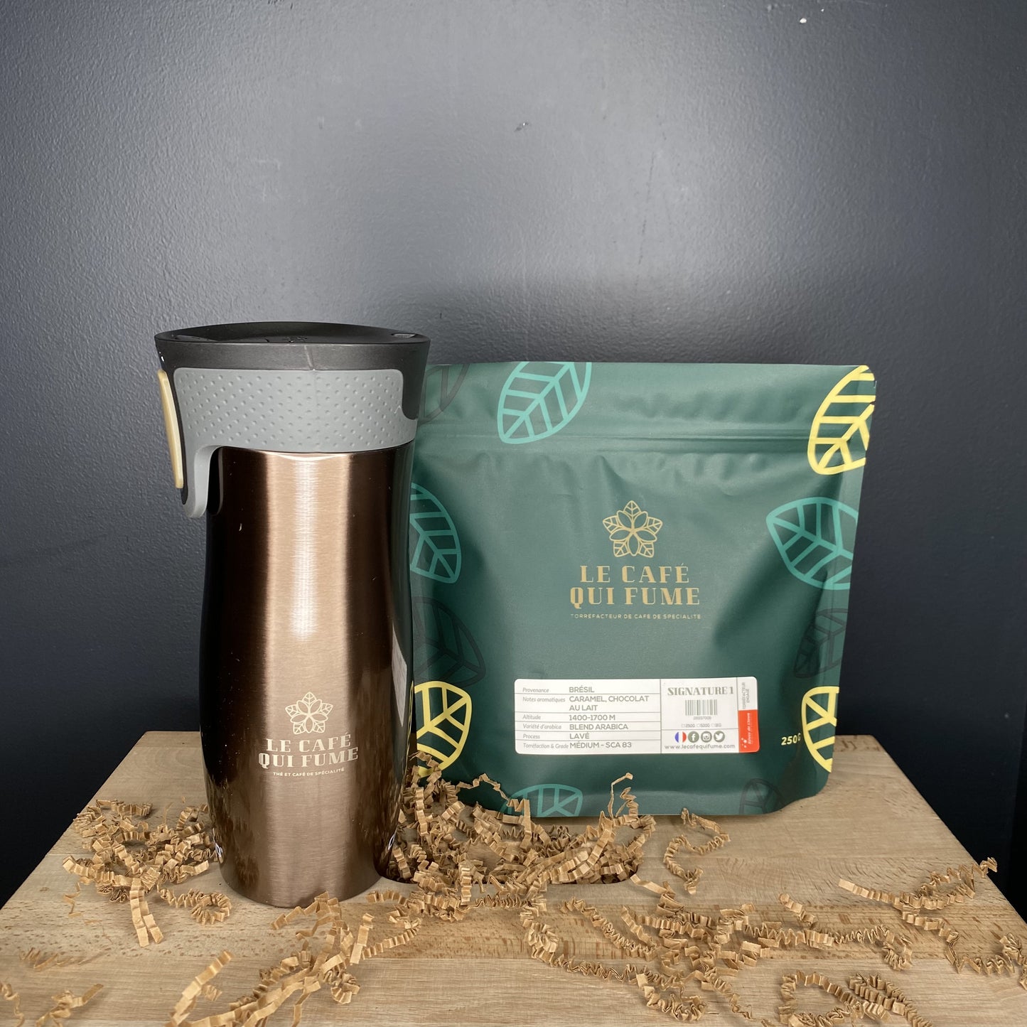 Mug isotherme contigo marron et café en grain du café qui fume