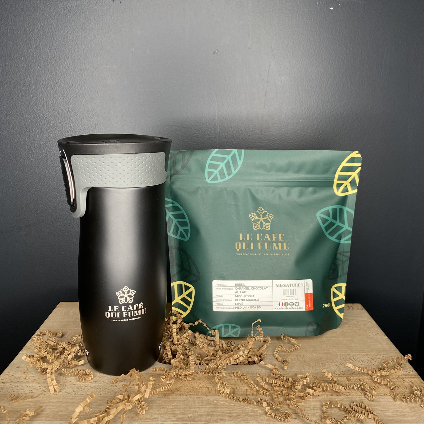 Mug isotherme contigo noir et café en grain du café qui fume