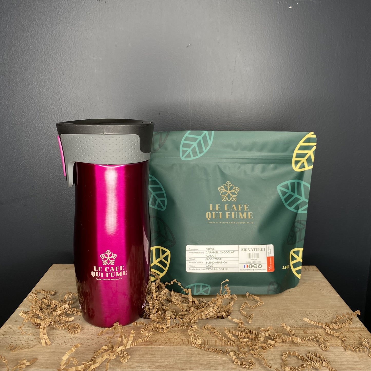 Mu isotherme contigo rose et café en grain du café qui fume