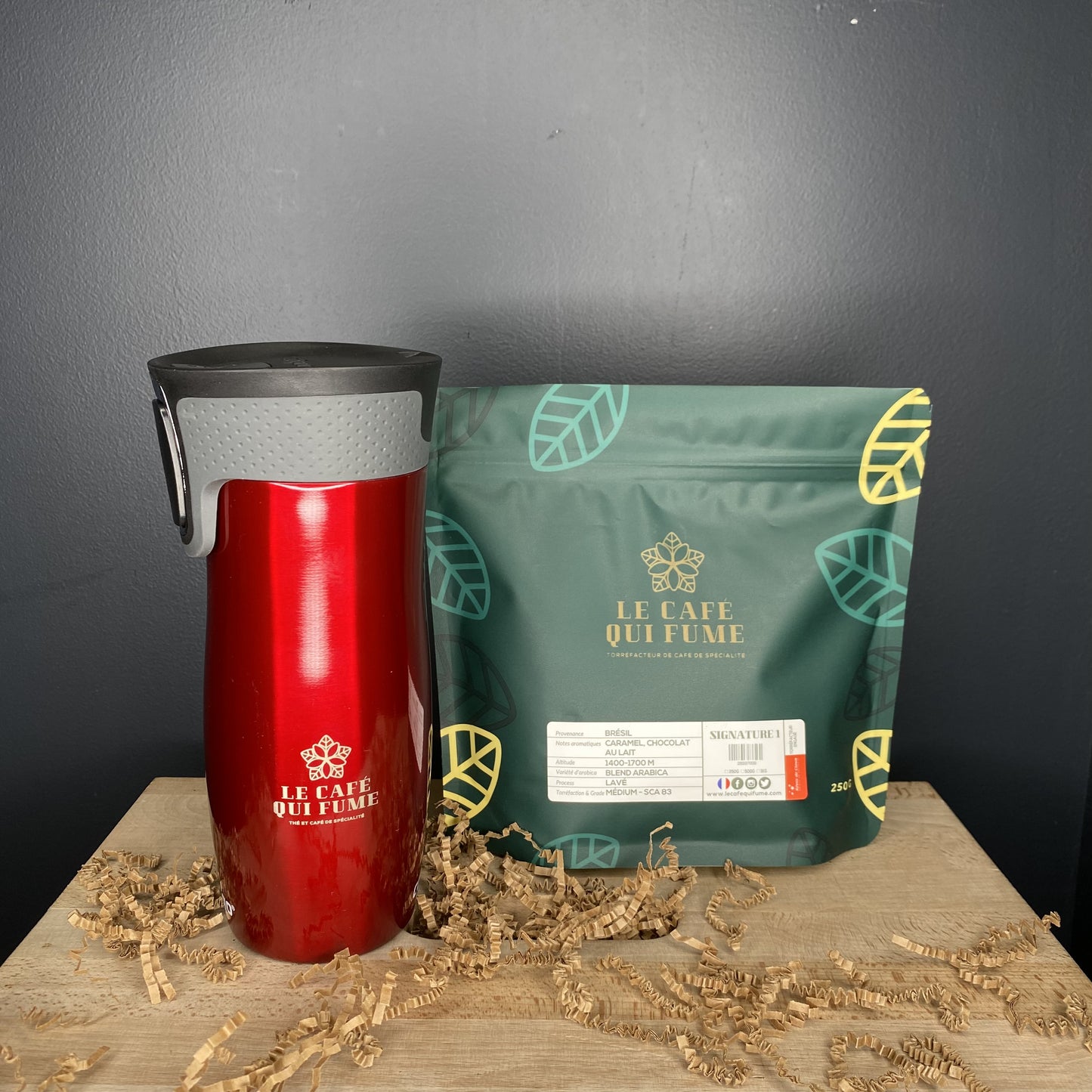 Mug isotherme contigo rouge et café en grain du café qui fume