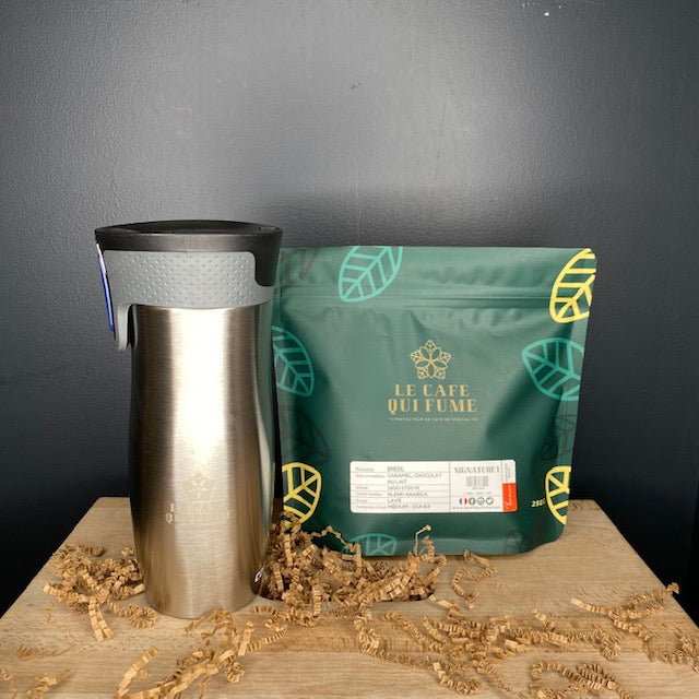 Mug isotherme contigo gris métallique et café en grain du café qui fume