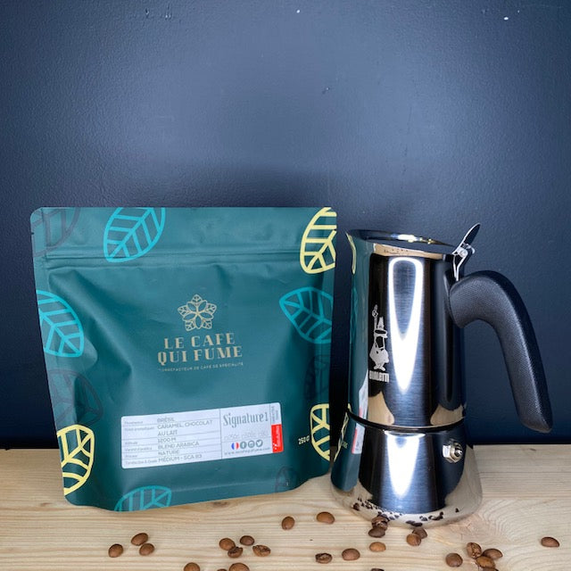 cafetière italienne avec sachet de café du Brésil sur sac de café