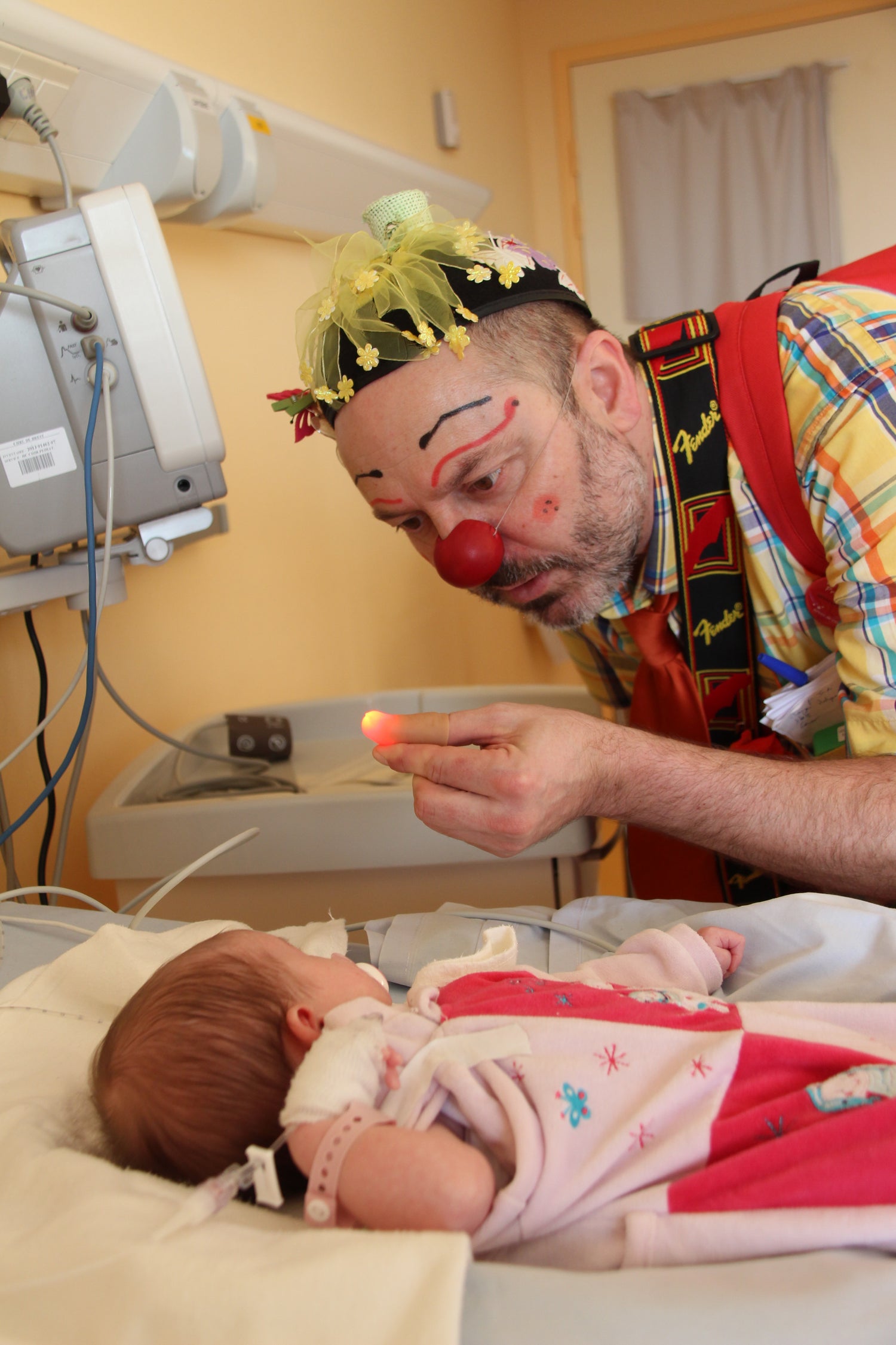 Docteur clown avec un nourrisson à l'hôpital
