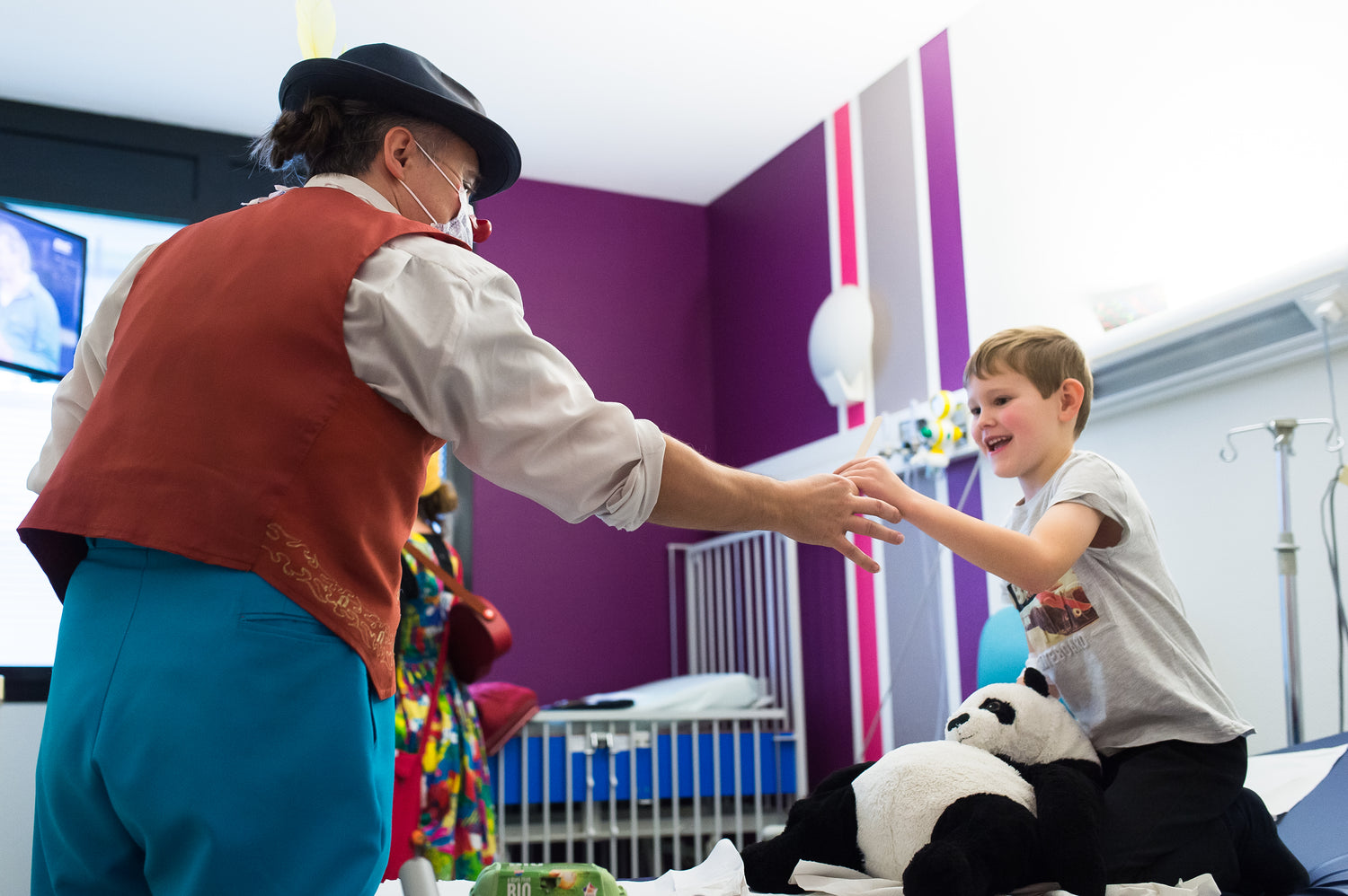 Docteur clown avec un enfant à l'hôpital